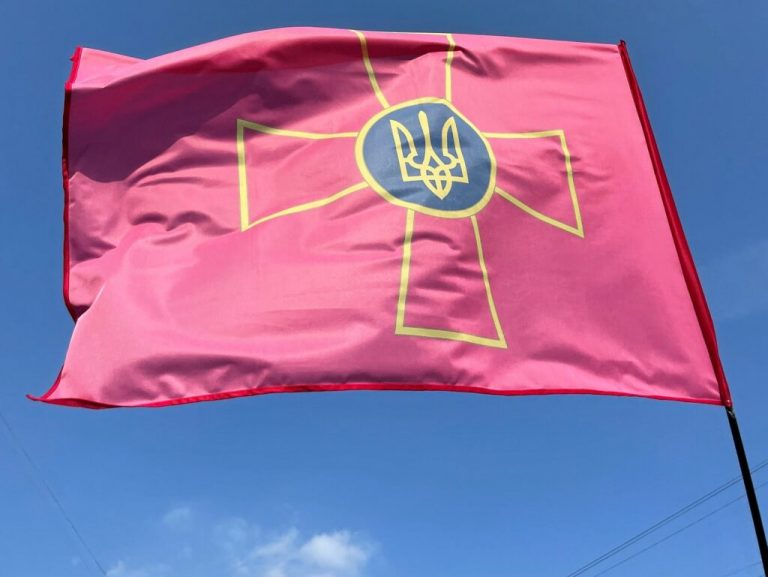 Військові прапори України: де купити прапор з гідністю та якістю