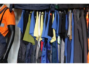 Літній спецодяг: як вибрати робочий одяг для спекотного сезону і не поступитися безпекою