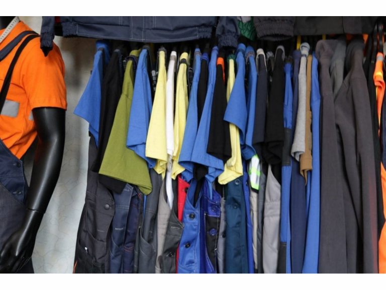 Літній спецодяг: як вибрати робочий одяг для спекотного сезону і не поступитися безпекою