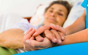 Хоспіс у пансіонаті: що це таке, чим відрізняється від лікарні і чому це важливо знати заздалегідь