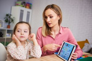 Психологічні та нейрофізіологічні переваги роботи з паперовими підручниками та зошитами