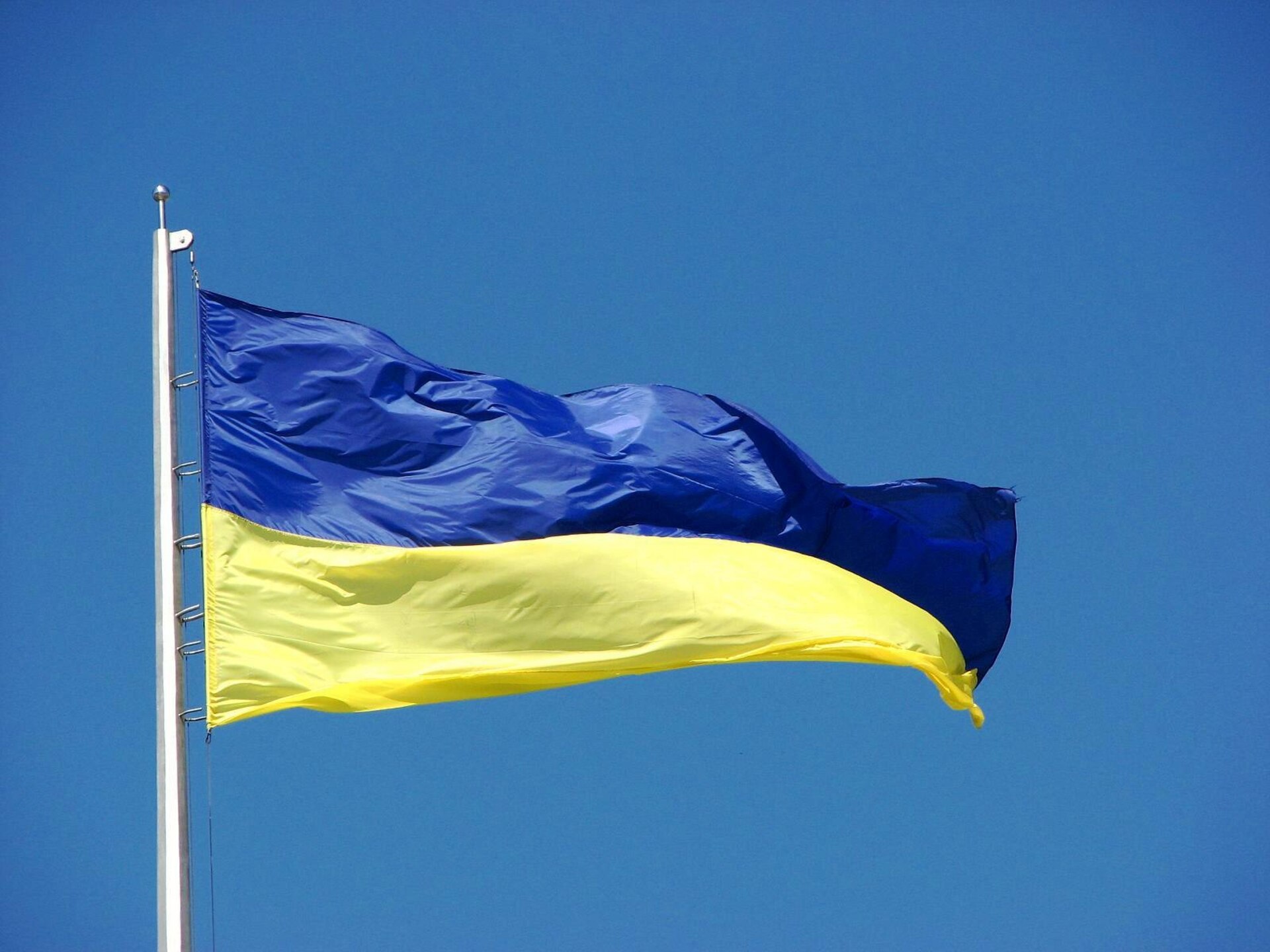 Прапори на замовлення: чому технологія виготовлення впливає на результат більше, ніж здається