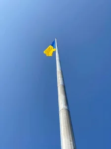 Флагштоки: з яких матеріалів роблять і як обрати конструкцію під конкретне місце