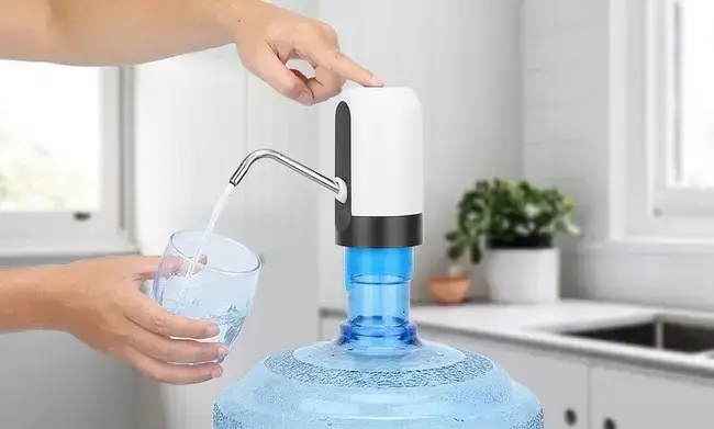 Помпа для воды на бутыль: как работает и какую выбрать — механическую или электрическую